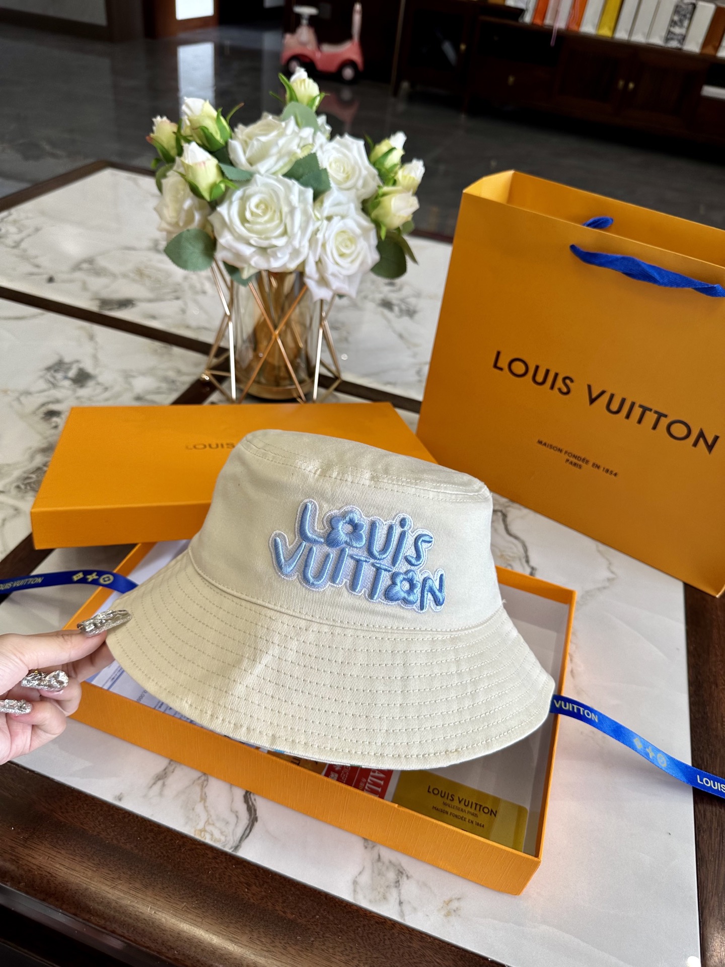 LV hat model 19
